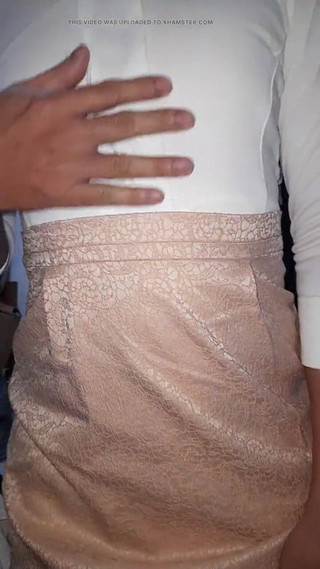 Naomisinka: Wanita memakai air mani pakaian formal dengan lapisan sutera