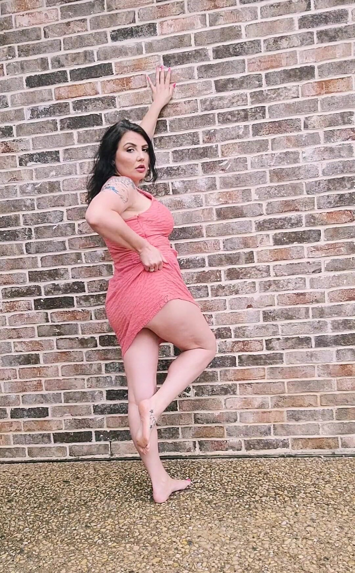 CoyWilder: Awak nampak jiran awak keluar lagi.. Suaminya tiada di rumah...