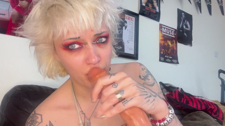 Glitterqueen1999: Ruj öpücüğü ve sakso kırmızı siyah dudaklar gırtlağına kadar alıyor