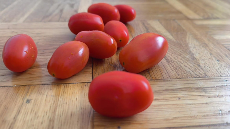 Your QueenXoXo: Huge Legs Vs. Cherry Tomatoes
