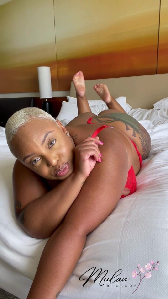 Mulan Blossom: Czerwony kult stóp Lingerei 