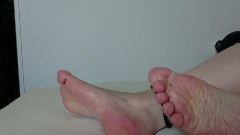 Carmen_Nylonjunge: Yatakta çirkin çıplak ayaklarım