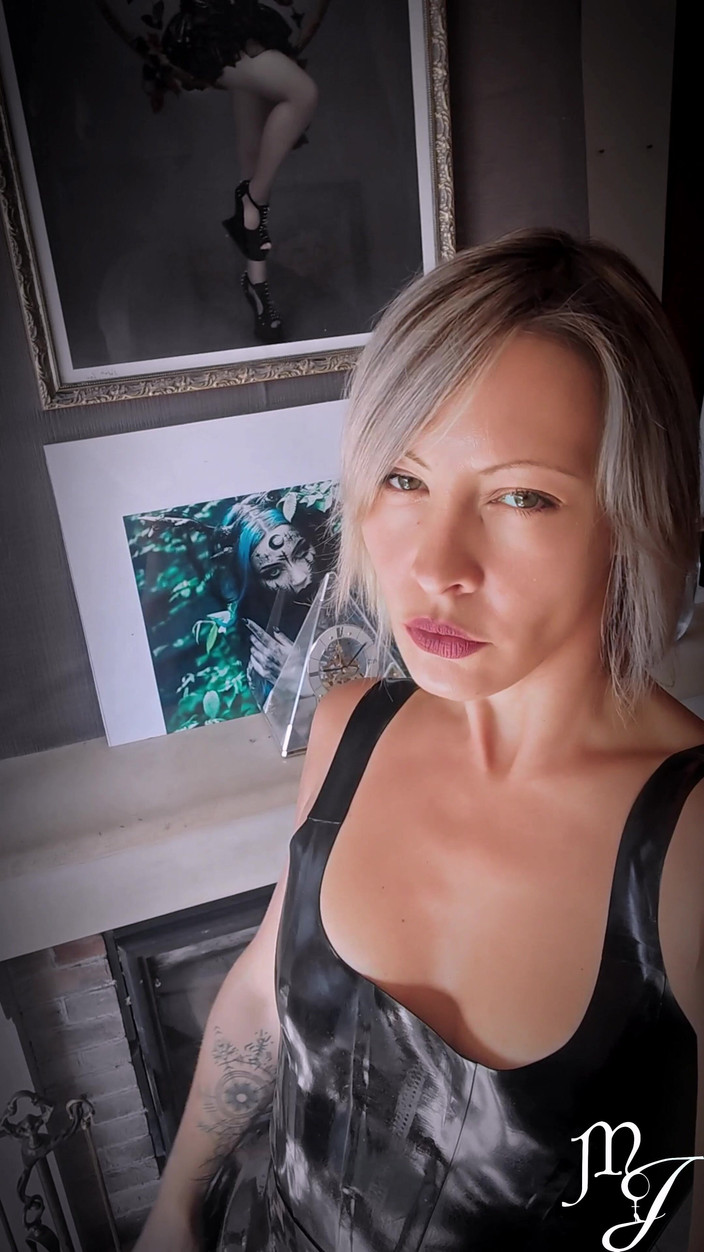 DeesseJulia: Saya, Pakaian Lateks, Matahari - Puan Julia