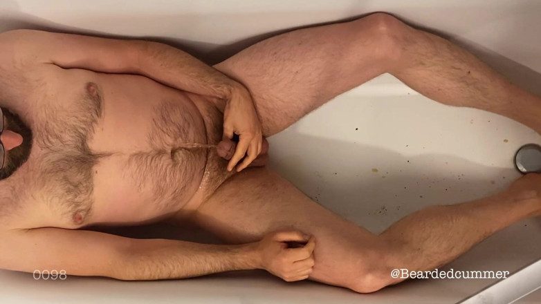 Beardedcummer: Peluda cara mijando por toda a barriga e peidos
