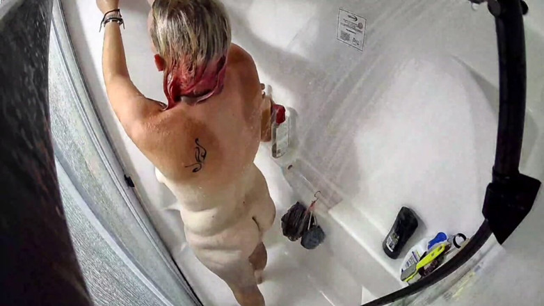 KittieNoOne: Geile ehefrau masturbiert in der dusche