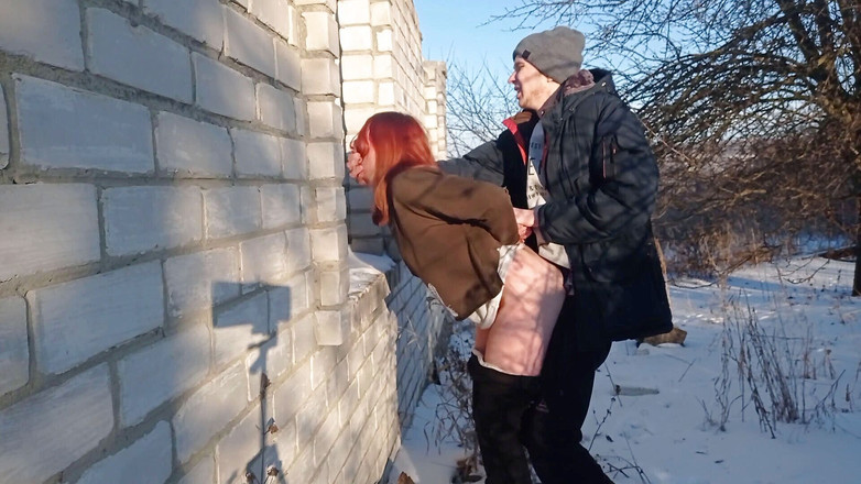 SweetAndFlow: 冬天的户外性爱 - 男人狠狠地操我