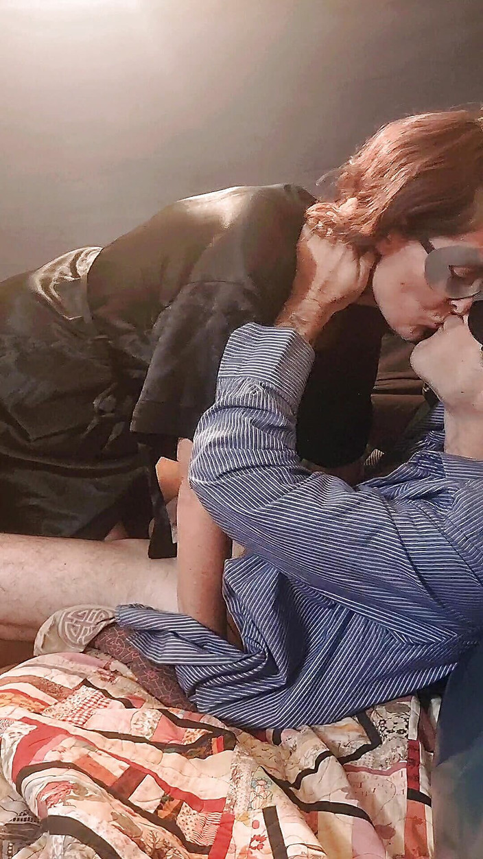 KBear: Hôn tôi ở đúng nơi