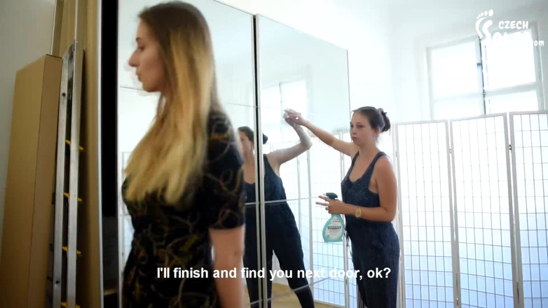 Czech Soles - foot fetish content: Kadının büyük çıplak ayaklarını ve kaltak patronunu temizliyor