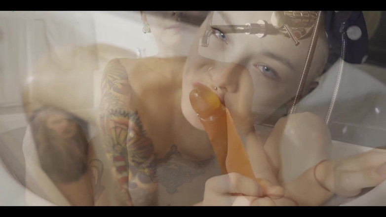 Karneli Bandi: Zlobivá hra s zadkem v koupelně. Karneli Bandi