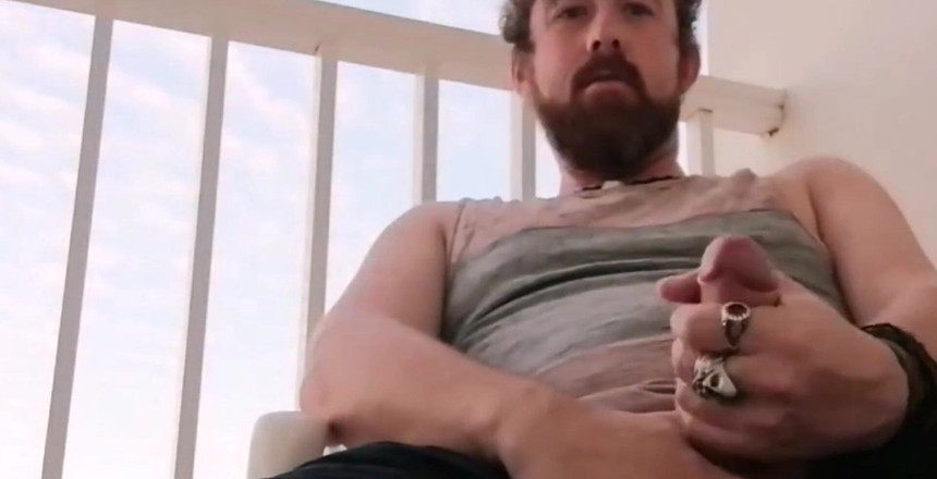 Dirty Talking Guy: 다른 사람들이 나를 볼 수 있다는 것을 알고 딸딸이 ... 나는 호텔 발코니가 여전히 "개인 재산"으로 분류되어 있다고 생각합니까?