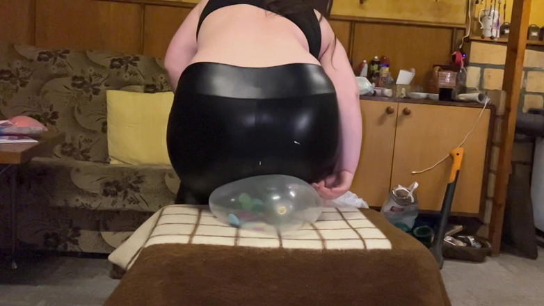 BeachBallsDuo: Bigbootylucy SIT 16 बहुत मजबूत दिल के आकार के गुब्बारे पोप करती है! स्लो-मो के साथ 2 कैमरा!