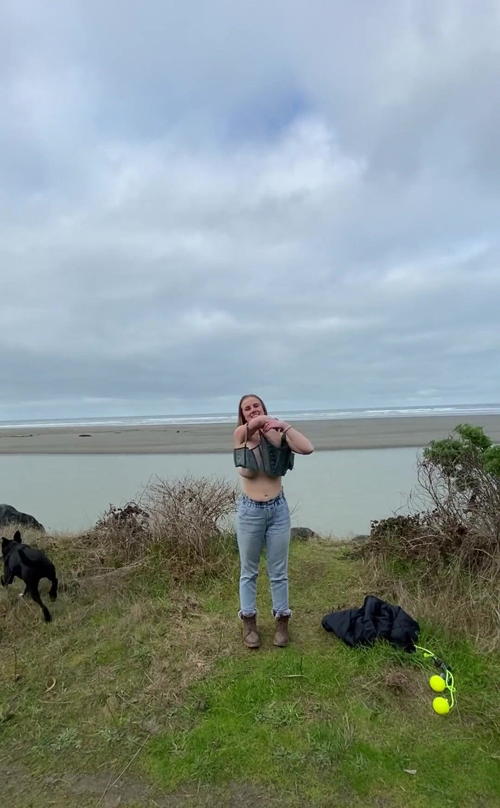 April Sparx: Jen jste si mysleli, že byste si mohli užít krásný výhled...