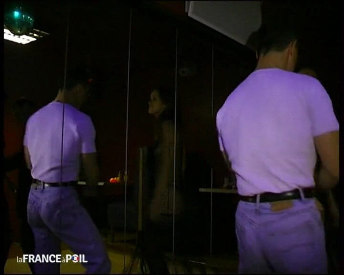 French Gonzo: Due belle brune si incontrano nel club per scopare