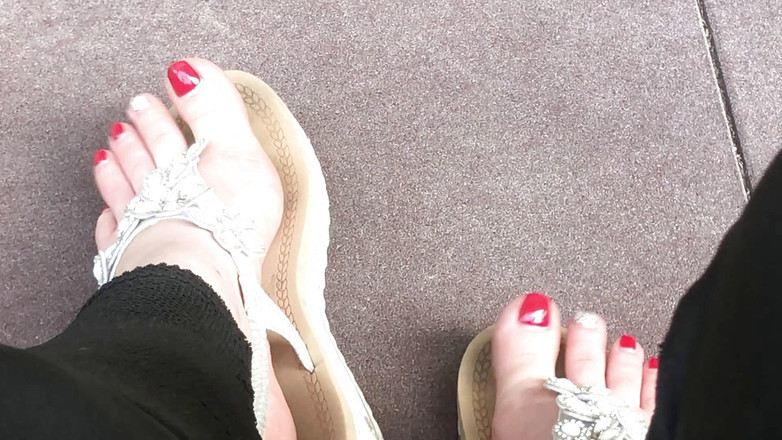 Goddess Misha Goldy: 穿着红色脚趾甲和脚趾摇晃的凉鞋在户外挑逗