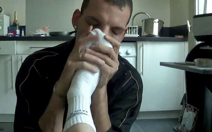 Sneaker gay: Sniff feet master and fucked hard in sneaker
