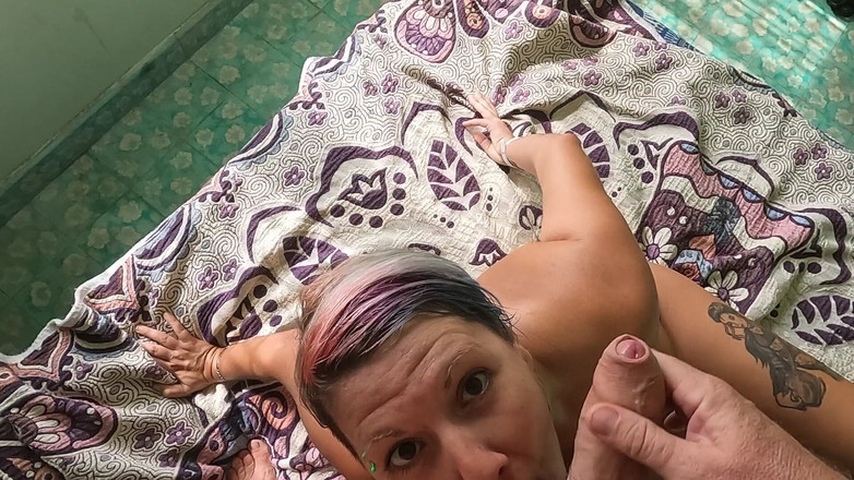 bekycarril: 妻は射精に飢えていて、吸って飲み込みたかった