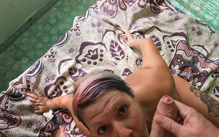 bekycarril: 妻は射精に飢えていて、吸って飲み込みたかった