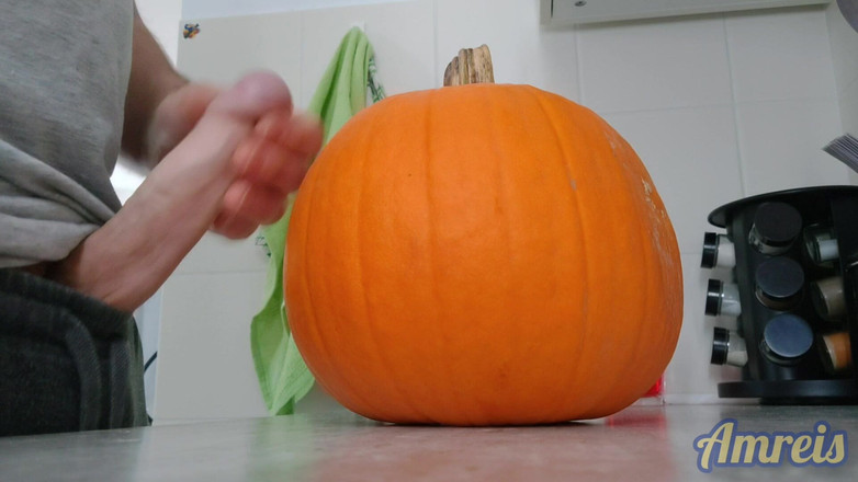 Amreis: Ще один оргазм на Хеллоуїн. Пульсуючий і товстий на гарбузі.