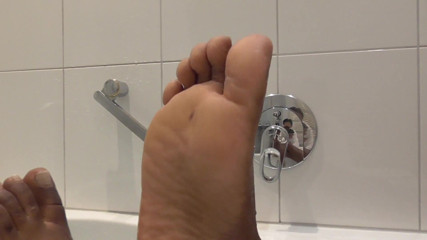 Foot Girls: 私の足を舐めて乾かしてください! 黒檀のバービー・エストレラによる濡れた足