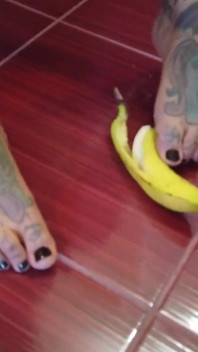 A banana is trampled by a blonde tattooed MILF