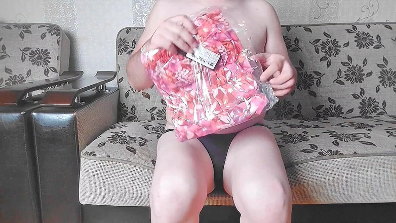 Kitty_Cross: Cewek manis ini lagi asik berbaring di sofa sambil kakinya...