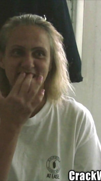 Getto babcia dziwka ssie penisa w Flop House Ghetto Horror Ho!