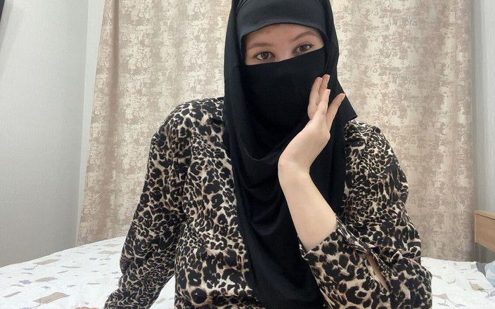 Nviz: Arabische vrouw in hijab test seksspeeltjes op haar strakke vagina