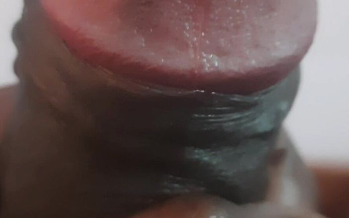 Lubina45: 男は、自分自身の欲望の複雑さをひそかに探求しています。