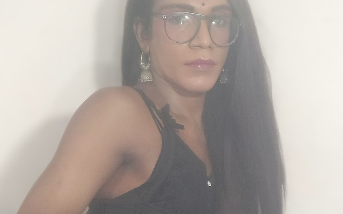 Keerthanakeerthi95: Ragazza Indiana Sissy in Streaming Dal Vivo E Mangiando Tutto...