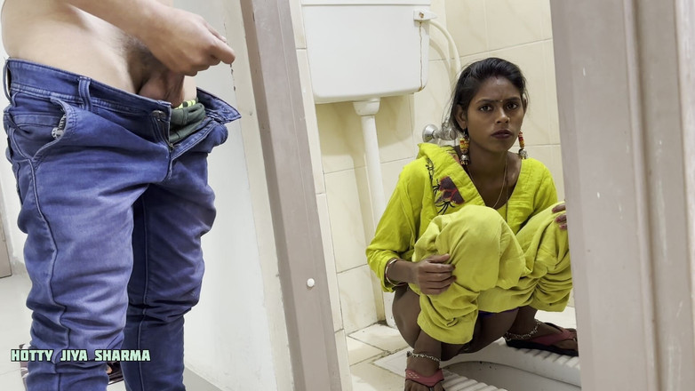 Desi Club House: Po sikanie w toalecie Desi Bhabhi jebanie ciężko przez sąsiada...