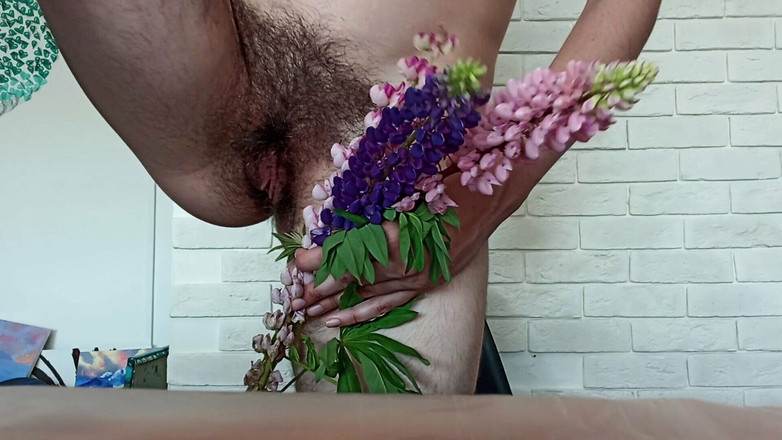 BW_Dolphin: Девушка-лесбиянка готовит подарок для своей подруги