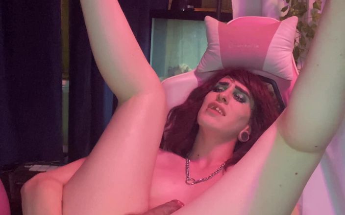 Melty gum: Green eyed baddie has fun on her pink gamer chair