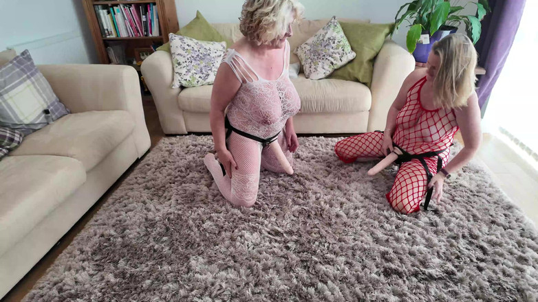 Marie X: Marie X, Caillia के स्ट्रैप को चूसती और चोदती है