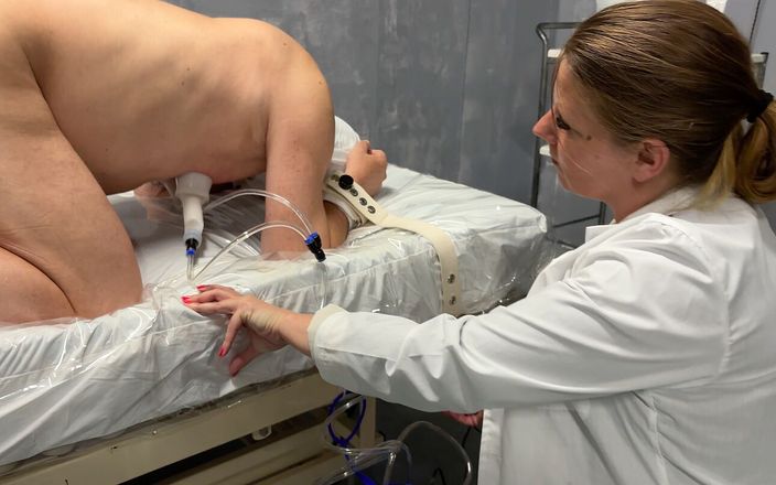 Mistress Henriette: Enema y escena de ordeño de las tetas de mi...