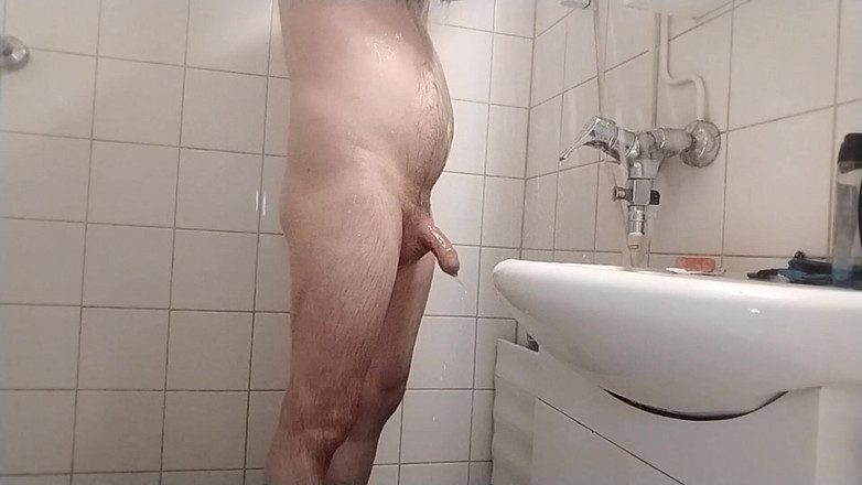 Uhri: Yarağımı ve taşaklarımı tıraş ediyorum ve ondan sonra duş alıyorum.