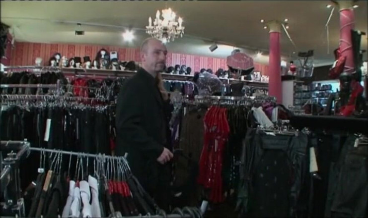 Absolute BDSM films - The original: Umiliante ragazza bionda tette spremendo nella gabbia