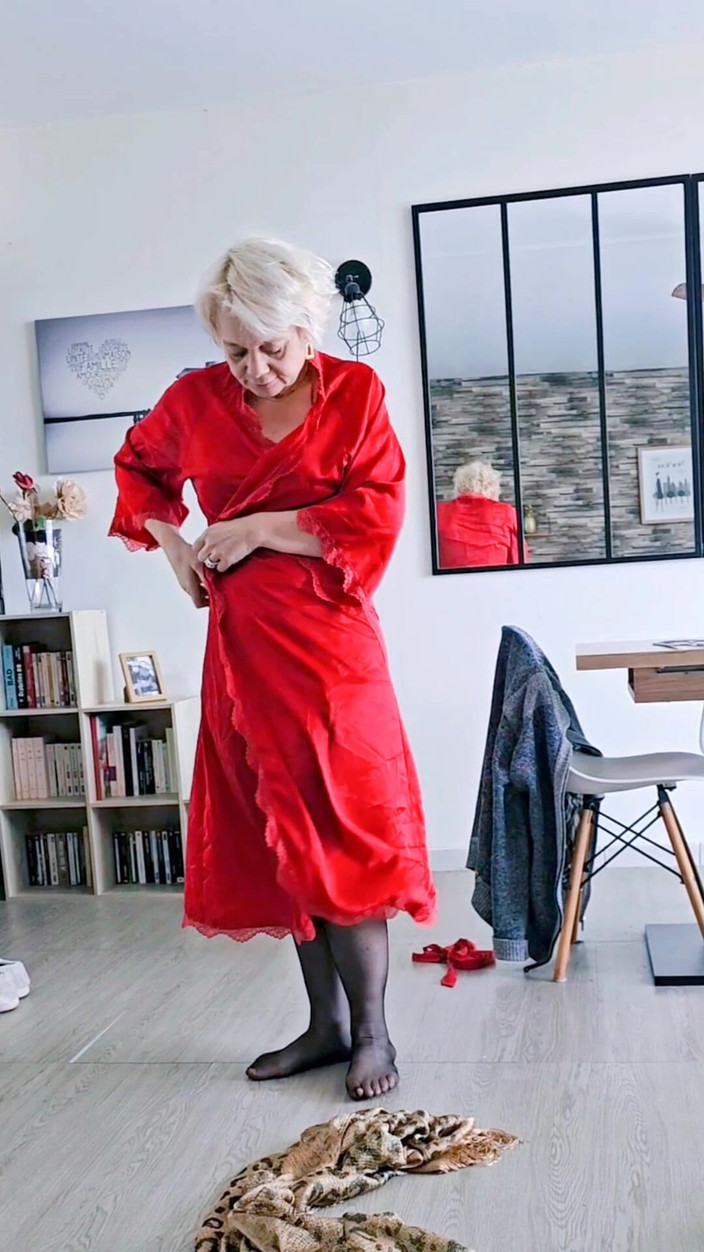 Sofy13: 穿着只为你服务的性感内衣