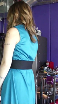 Dominatrix madura domina a su inocente pequeña esclava