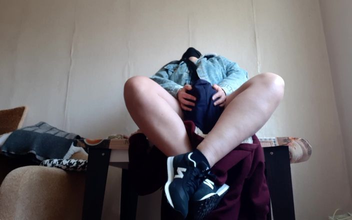 Lesbian-illusion: Ik lik het poesje van mijn leraar omdat ik het...