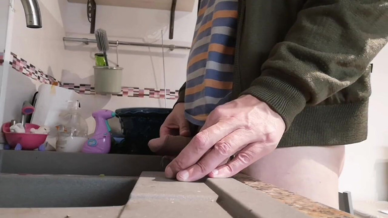 Rafael Torreano: Sục cu, xuất tinh và đi tiểu vào bồn rửa nhà...