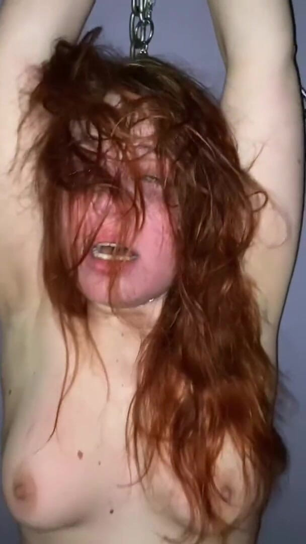 Elena917: BDSM mit fickmaschine hartes gesicht und titten klatschen, kette auf...