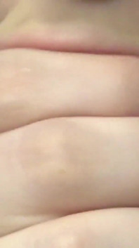 Namorada chupa sensualmente o pau do colega de classe e recebe porra na boca