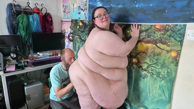 SSBBW Hunter: Stripping and Caressing SSBBW