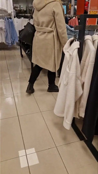 Istri sange ini lagi asik muasin memeknya pakai stoking ketat di shoppingmall