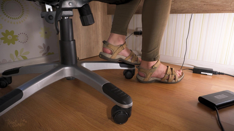 Teasecombo 4K: Amo seus pés em sandálias usadas debaixo da mesa