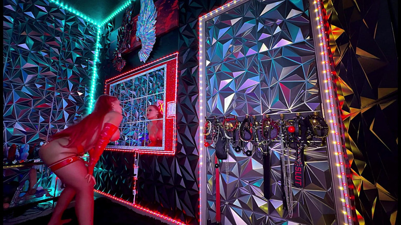 Red X: 4k roodharige met grote tieten grote kont stript in Dungeon