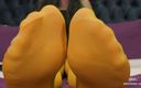 Mistress Legs: Älskarinna fötter retas i gula nylonstrumpor