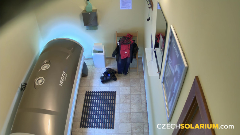 Czech Solarium: České solárium Mladá žena masturbuje při opalování