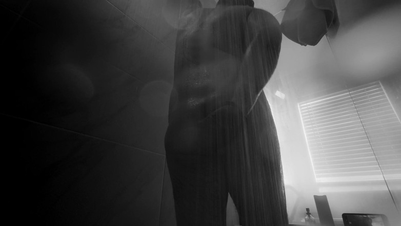 Ivan the Pleasure Dom: ストレートの既婚男性がシャワーでディルドを抱く(パート1)