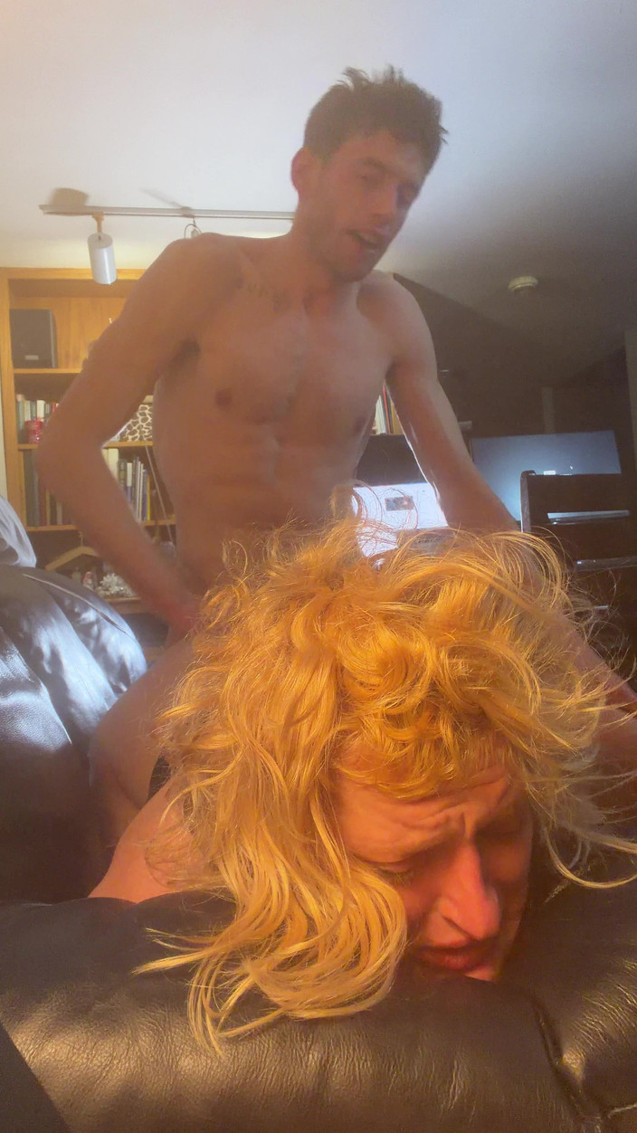 Alpha stud 4 u: Onu arkadan kanepe kolunun üzerinden sikerken sonum